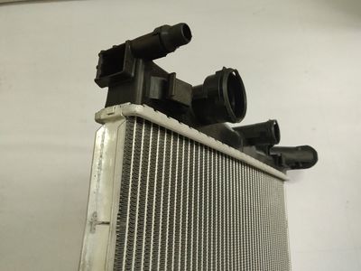 厂家直销汽车水箱散热器适用奔驰W204铝塑材质汽车散热现货批发